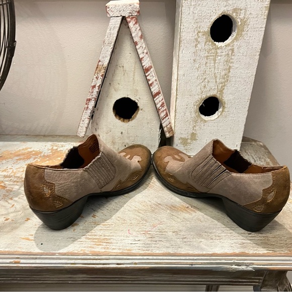 Born Womens Size 9 Tan and Brown Ankle Boots with Western Charm - Picture 6 of 9